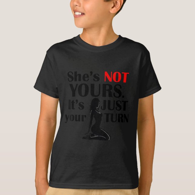 Camiseta Funny Sayings She Is Not Yours It Is Just Your Tur (Frente)