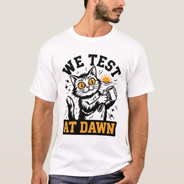 Camiseta Funny Science Cat We Test At Dawn Lab Tech & Devel (Frente)