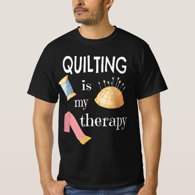 Camiseta Funny Sewing Gift for Quilter Quilting is My Thera (Frente)