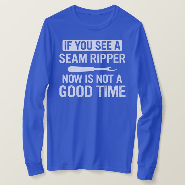 Camiseta Funny Sewing If You See A Seam Ripper Now Is Not (Frente do Design)