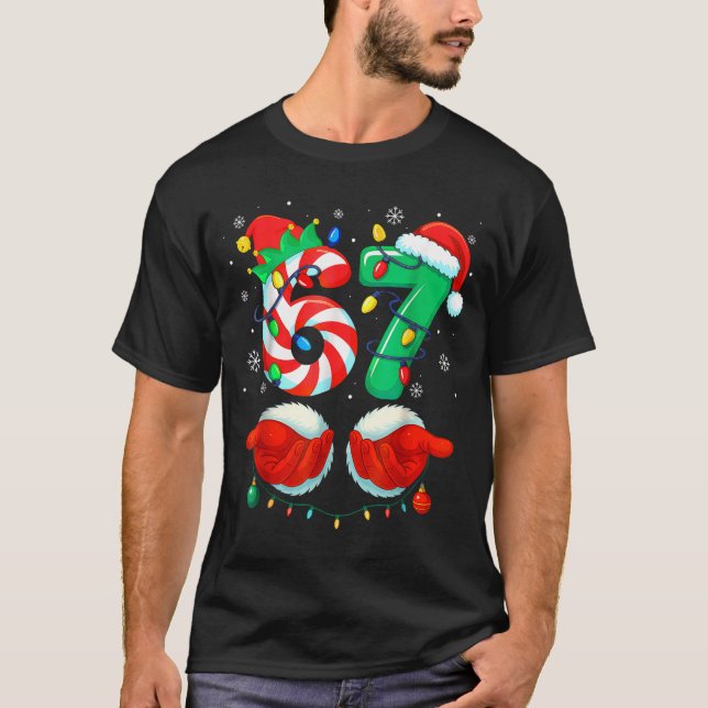 Camiseta Funny Six Seven 67 Meme 6 7 Christmas Santa Hand B (Frente)