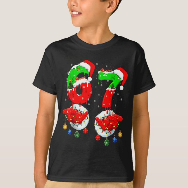 Camiseta Funny Six Seven 67 Meme 6 7 Christmas Santa Hand B (Frente)