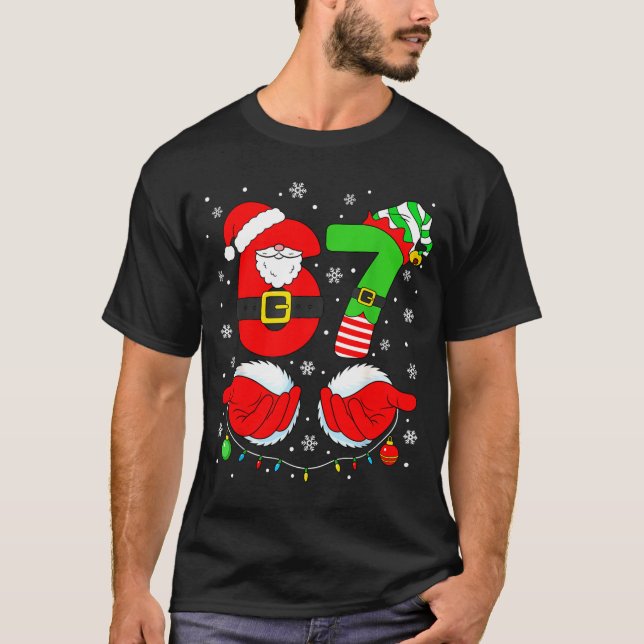 Camiseta Funny Six Seven 67 Meme 6 7 Elf Santa Christmas Pa (Frente)