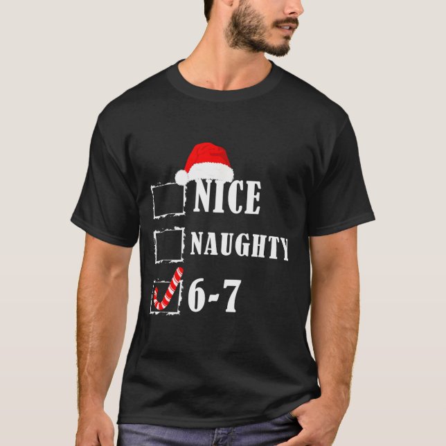 Camiseta Funny Six Seven 6-7 Meme Nice Naughty 67 Christmas (Frente)