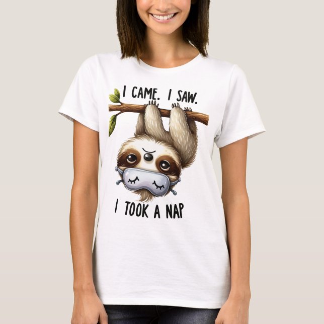 CAMISETA FUNNY SLOTH HANGING FROM A TREE (Frente)