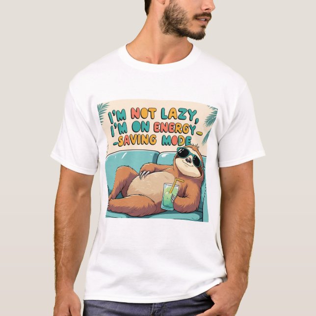 Camiseta Funny Sloth: I'm Not Lazy, I'm on Energy-Saving Mo (Frente)