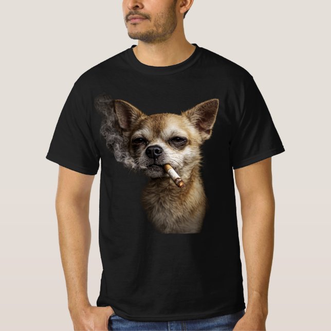 Camiseta Funny Smoking Chihuahua — Vintage Y2K Grunge Dog  (Frente)