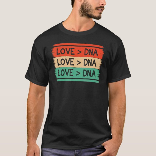 Camiseta Funny Step Mom apparel DNA Is Greater Than Love ap (Frente)