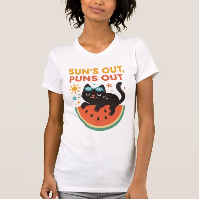 Camiseta Funny Summer Cat T-Shirt – "Sun’s Out, Puns Out"  (Frente)