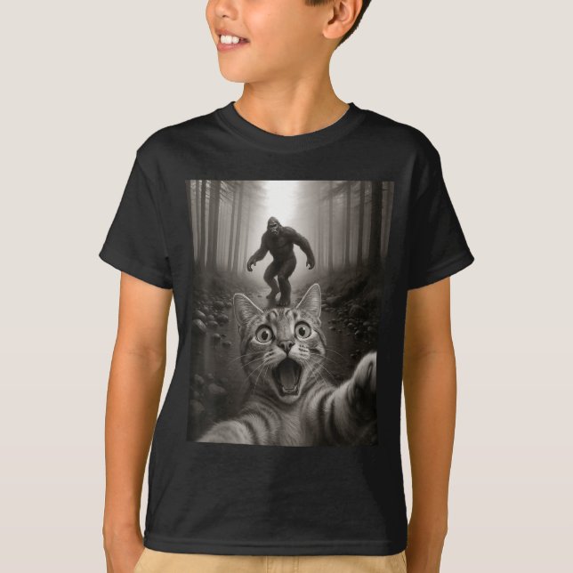 Camiseta Funny Surprised Ed Cat Selfie With Bigfoot Sasquat (Frente)