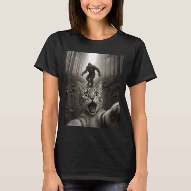 Camiseta Funny Surprised Ed Cat Selfie With Bigfoot Sasquat (Frente)