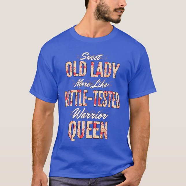 Camiseta Funny Sweet Old Lady More Like BattleTested Warrio (Frente)