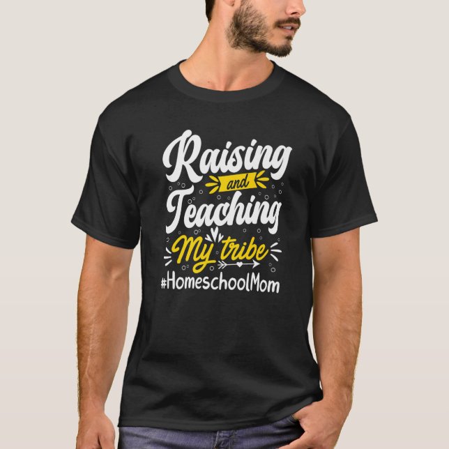 Camiseta Funny Teacher Raising And Teaching My Tribe Home S (Frente)