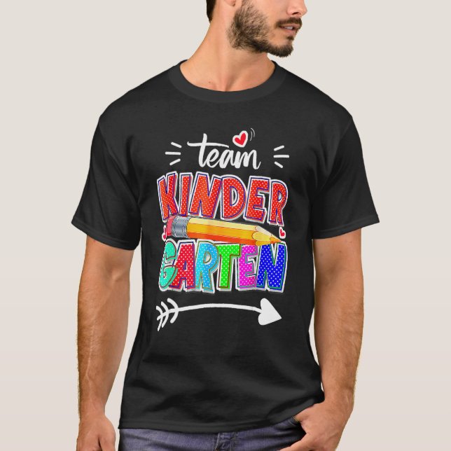 Camiseta Funny Team Kindergarten Teacher Student Back To Sc (Frente)