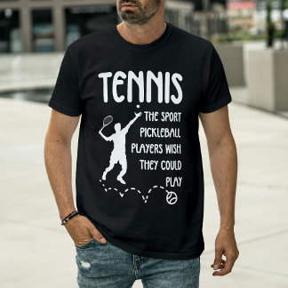 Camiseta Funny Tennis vs Pickleball Tennis Player Serving 