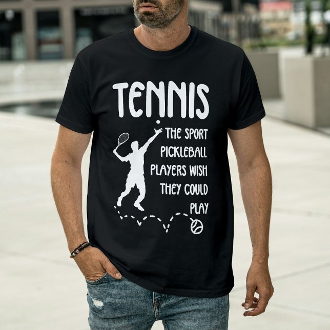 Camiseta Funny Tennis vs Pickleball Tennis Player Serving  (Criador carregado)
