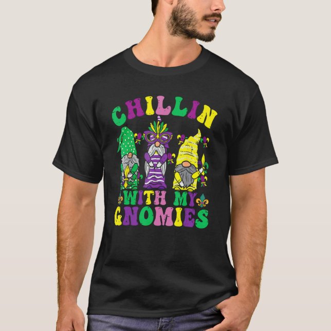 Camiseta Funny Three Cute Gnomes Mardi Gras Chillin With My (Frente)