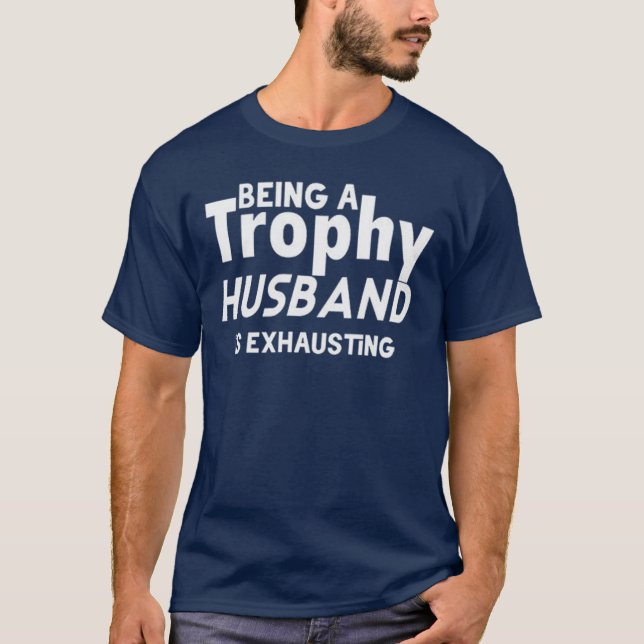 Camiseta Funny Trophy Husband – Being a Trophy Husband (Frente)