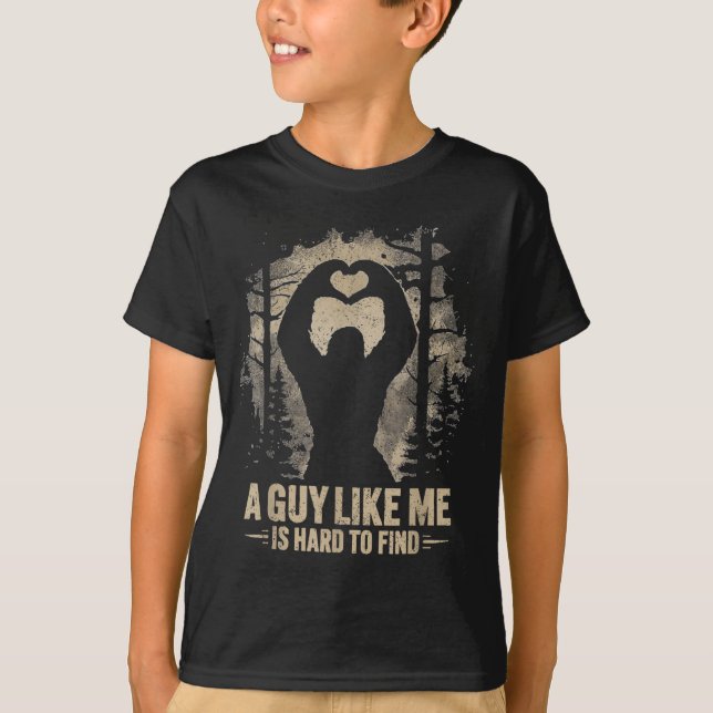 Camiseta Funny Valentine Bigfoot Heart A Guy Like Me Is Har (Frente)