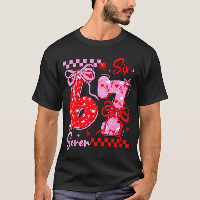 Camiseta Funny Valentine’s Day 67 Meme 6 7 Valentine Bow He (Frente)