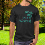 Camiseta Funny Vintage Real Men Plantam Flores<br><div class="desc">Homens Imobiliários Engraçados Plantam Camisetas De Flores. Celebre seu polegar verde com um toque de humor nesta vintagem. A tipografia angustiada e a retrospectiva parecem adicionar charme à mensagem de que os homens de verdade plantam flores. Mostre ao mundo que plantar flores é um jogo de homem de verdade e...</div>