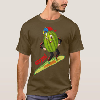 Camiseta Funny Watermelone Surfing Usando um adesivo de aba