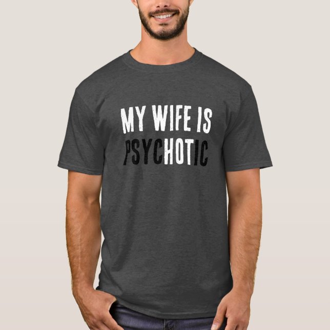 Camiseta Funny Wife Is Hot But A Psycho Comical Dad Joke  (Frente)