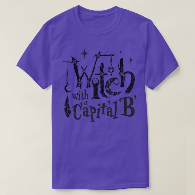 Camiseta Funny Witch with a Capital B Witchy Vibes Hallowee (Frente do Design)