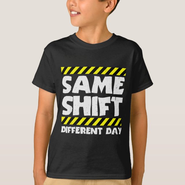 Camiseta Funny Work Meme - Same Shift Different Day - Facto (Frente)