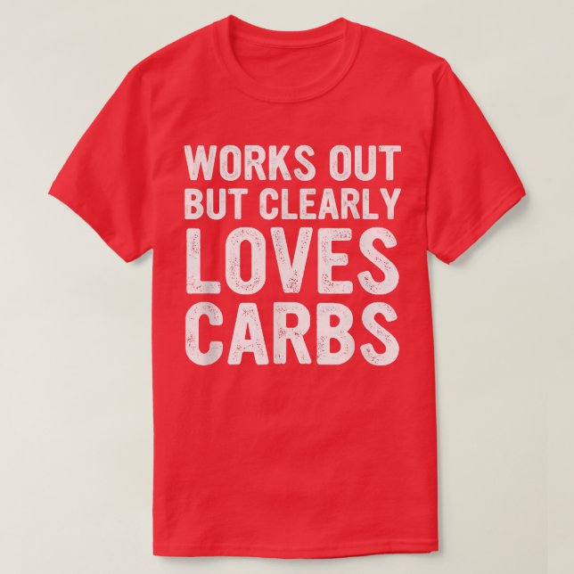 Camiseta Funny Works Out But Clearly Loves Carbs Apparel  (Frente do Design)