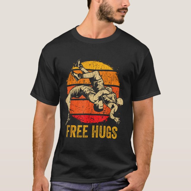 Camiseta Funny Wrestling Hugs Wrestling Mom Men Boys Kids  (Frente)