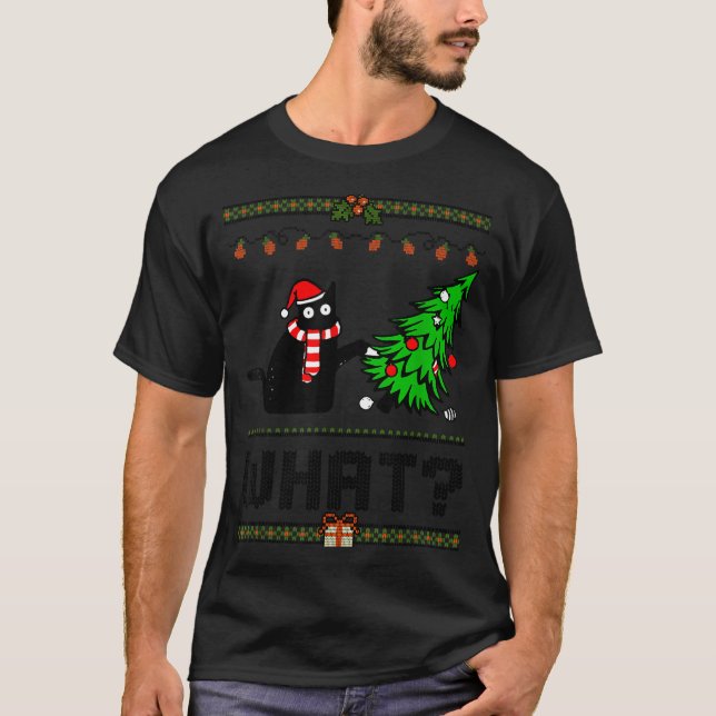Camiseta Funny Xmas Black Cat Pushing Christmas Tree Over C (Frente)