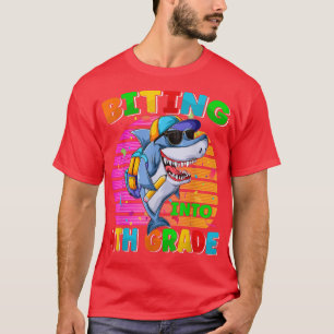Camiseta Funy Biting Into Fourth Grade Back To School Shark