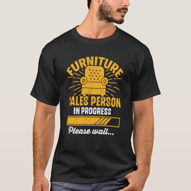 Camiseta Furniture Sales Person In Progress Please Wait (Frente)