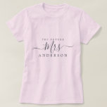 Camiseta Futura Sra. Chic Roteiro Nome Personalizado Noiva<br><div class="desc">Futura Sra. moderno nome personalizado camiseta rosa com o texto Sra. em elegante caligrafia cursiva preta. Basta adicionar o nome de casada da noiva e o presente perfeito para chá de panela está pronto para você dar. Exclusivamente projetado para você pelo Happy Dolphin Studio.</div>