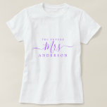 Camiseta Futura Sra Chic Rótulo Nome Personalizado Noiva pa<br><div class="desc">Futura Sra moderno e elegante camiseta personalizada com o texto Sra em roxo brilhante caligrafia elegante. Basta adicionar o nome de casada da noiva e o presente de chá de panela perfeito está pronto para você dar. Exclusivamente projetado para você pelo Happy Dolphin Studio.</div>