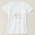 Camiseta Futura Sra. Chic Script Nome Personalizado Noiva a<br><div class="desc">Futura Sra. moderna e elegante camiseta com o nome personalizado com o texto Sra. em caligrafia elegante dourada. Basta adicionar o nome de casada da noiva a ser e o presente perfeito para o chá de noiva está pronto para você dar. Exclusivamente projetado para você pelo Happy Dolphin Studio.</div>