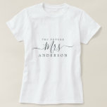 Camiseta Futura Sra Roteiro Chic Nome Personalizado Noiva a<br><div class="desc">Futura Sra moderna camisa preta e branca com nome personalizado com o texto Sra em caligrafia elegante e moderna. Basta adicionar o nome de casada da noiva e o presente perfeito para o chá de noiva está pronto para você dar. Exclusivamente projetado para você pelo Happy Dolphin Studio.</div>