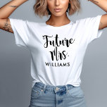 Camiseta Futuro Casamento Personalizado de Sobrenome de Scr<br><div class="desc">A design de camisa personalizada "Future Mrs" para a noiva apresenta um esquema de cores preto e branco moderno com tipografia de escrita caligráfica manuscrita ousada e lúdica com detalhes de na moda. Personalize o texto personalizado casual,  mas elegante,  do seu novo/futuro sobrenome casado.</div>