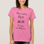 Camiseta Futuro Cor-de-Rosa<br><div class="desc">WeddingsbyRhoadie é o lugar mais importante para produtos personalizados únicos! Celebre o seu próximo casamento com esta camiseta noiva. Esta camisa cor-de-algodão cor-de-rosa apresenta "Noiva de dezembro" "Ano" com o Futuro Sra. Seu Nome modelo,  escrito em preto. Peça o seu hoje!</div>