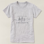 Camiseta Futuro Nome Personalizado do Script de Chic para s<br><div class="desc">A camiseta moderna do nome personalizado com o texto Sra. em caligrafia negra elegante. Basta acrescentar o nome casado da noiva para ser e o presente perfeito para o chá de panela está pronto para você dar. Desenvolvido exclusivamente para você pelo Happy Dolphin Studio.</div>