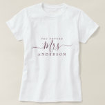 Camiseta Futuro Nome Personalizado do Script de Chic para s<br><div class="desc">Futuro t-shirt do nome na moda,  moderna e moderna,  com o texto da senhora na caligrafia elegante de burgundy. Basta acrescentar o nome casado da noiva para ser e o presente perfeito para o chá de panela está pronto para você dar. Desenvolvido exclusivamente para você pelo Happy Dolphin Studio.</div>