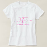 Camiseta Futuro Nome Personalizado do Script de Chic para s<br><div class="desc">Futuro, a Sra. moderna e na moda com a camiseta do nome personalizado com o texto Sra. em néon, cor-de-rosa elegante, caligrafia. Basta acrescentar o nome casado da noiva para ser e o presente perfeito para o chá de panela está pronto para você dar. Desenvolvido exclusivamente para você pelo Happy...</div>