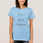 Camiseta Futuro Partido Chá de panela da Sra. Wedding<br><div class="desc">A futura Sra. Script Pink T-Shirt para um Chá de panela de Casamento Moderno e Elegante. O nome desta camisa pode ser personalizado.</div>