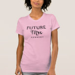 Camiseta Futuro Sra. | Casamento de nome personalizado<br><div class="desc">Futuro Sra. | Alfândega Camisa de Casamento com negrito,  tipografia de script e personalizada com seu futuro sobrenome. Mostrado em cor-de-rosa bonito e pincelado,  mas você pode escolher a cor e o estilo da sua t-shirt.</div>