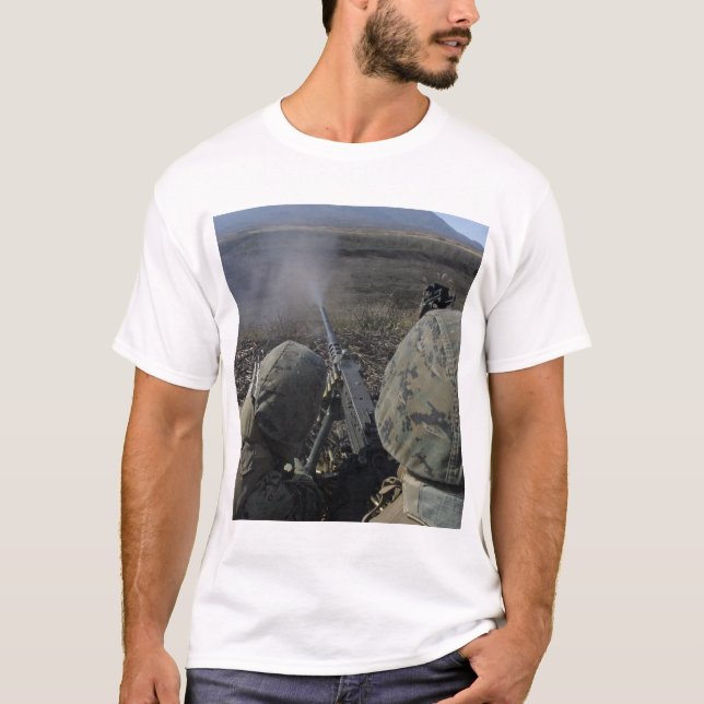 Camiseta Fuzileiros disparam uma metralhadora M2 50 (Frente)