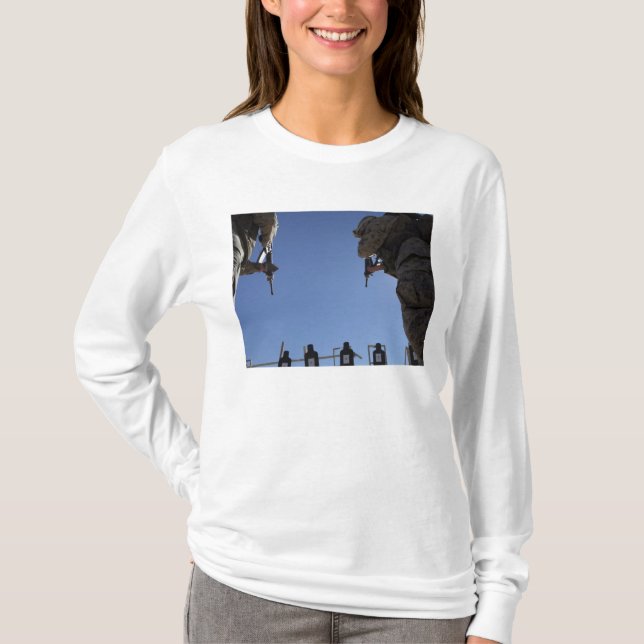 Camiseta Fuzileiros trocam revistas em meio a tiros (Frente)