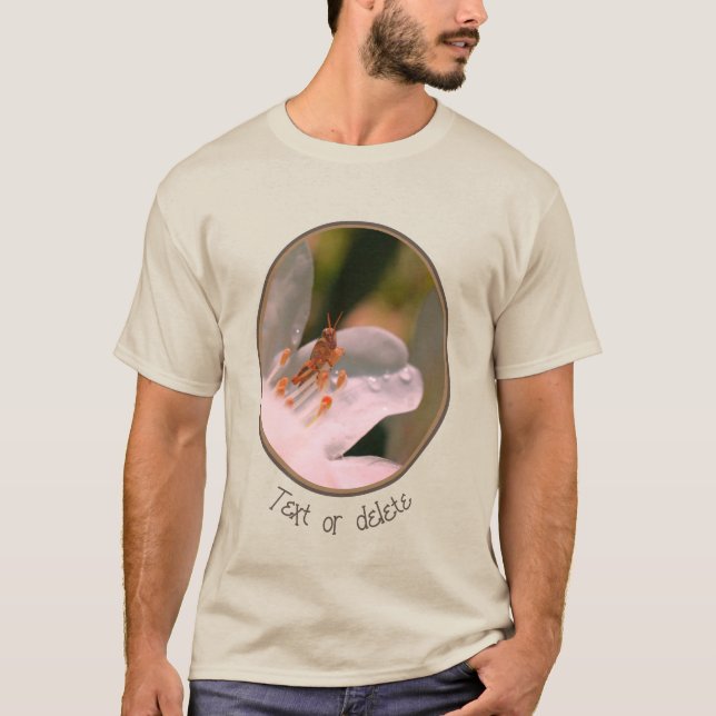 Camiseta Gafanhoto Minúsculo em Flor de Açucena Branca (Frente)