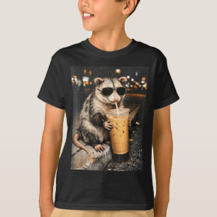 Camiseta Gambá Bebendo Café Gelado Funny Animal Meme Homens