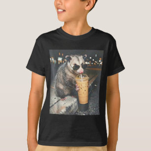 Camiseta Gambá bebendo café gelado meme engraçado de animal